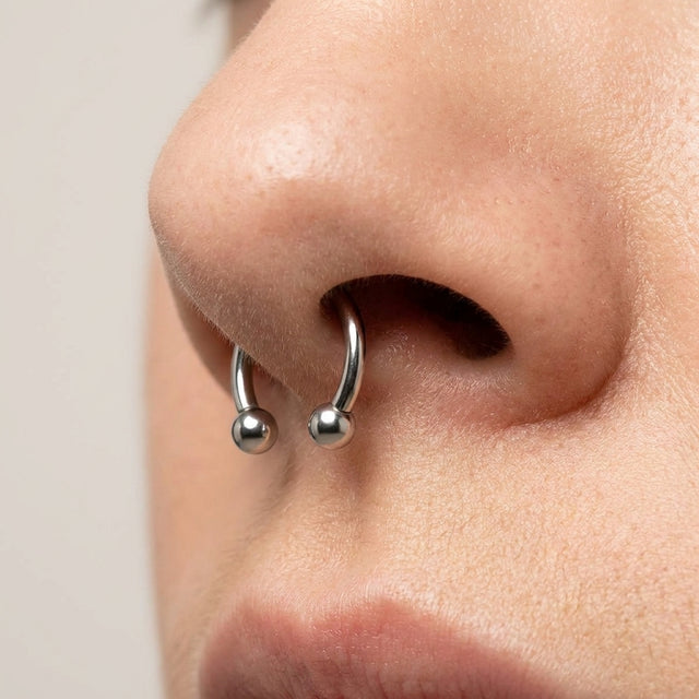 Septumpiercing – Hufeisen mit Kugeln